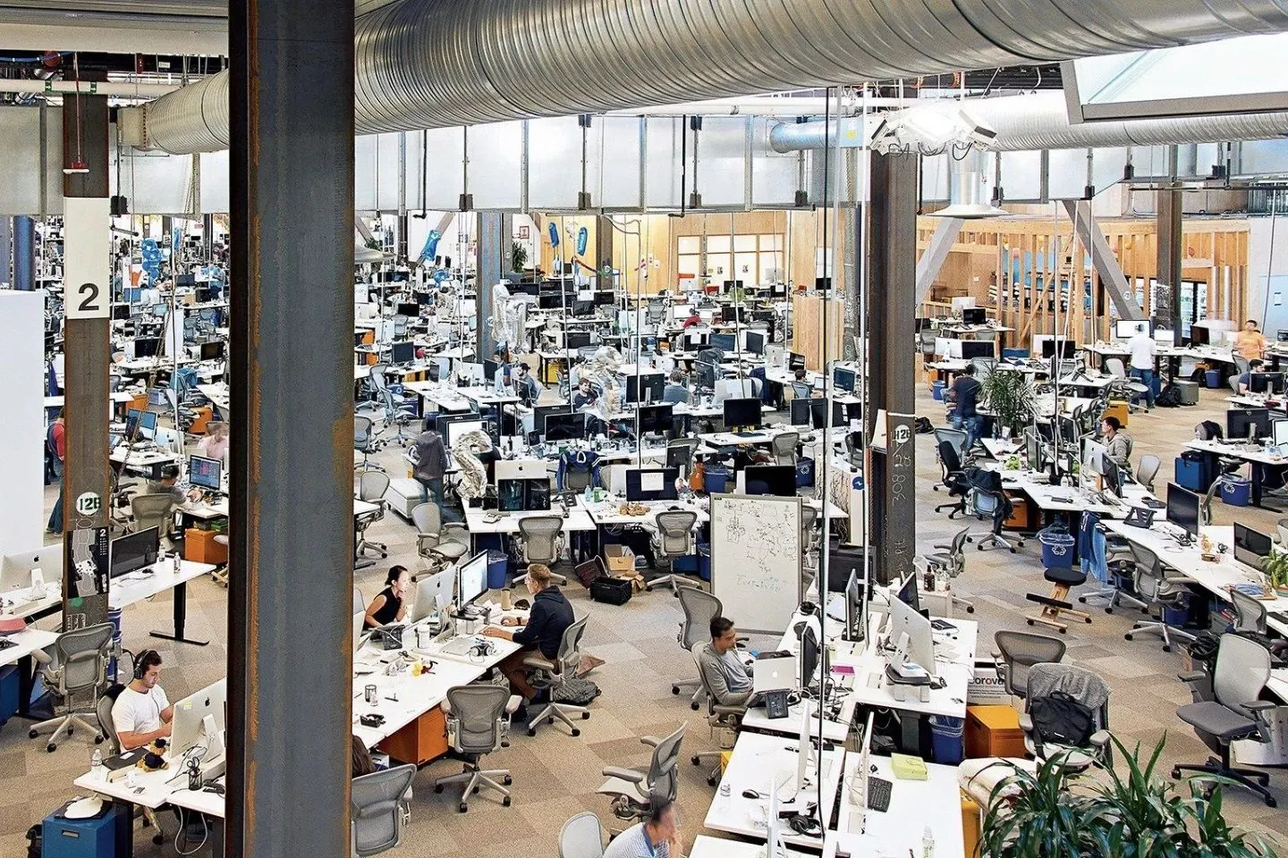 Großraumbüro passt sich an hybride und Remote-Arbeitswünsche an