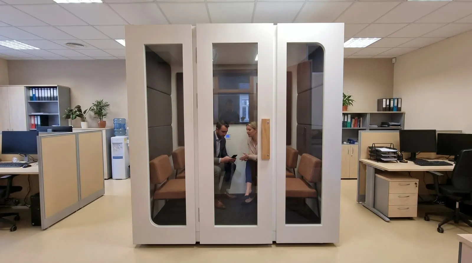 Silentbox Quartet Lite meeting box in an office
